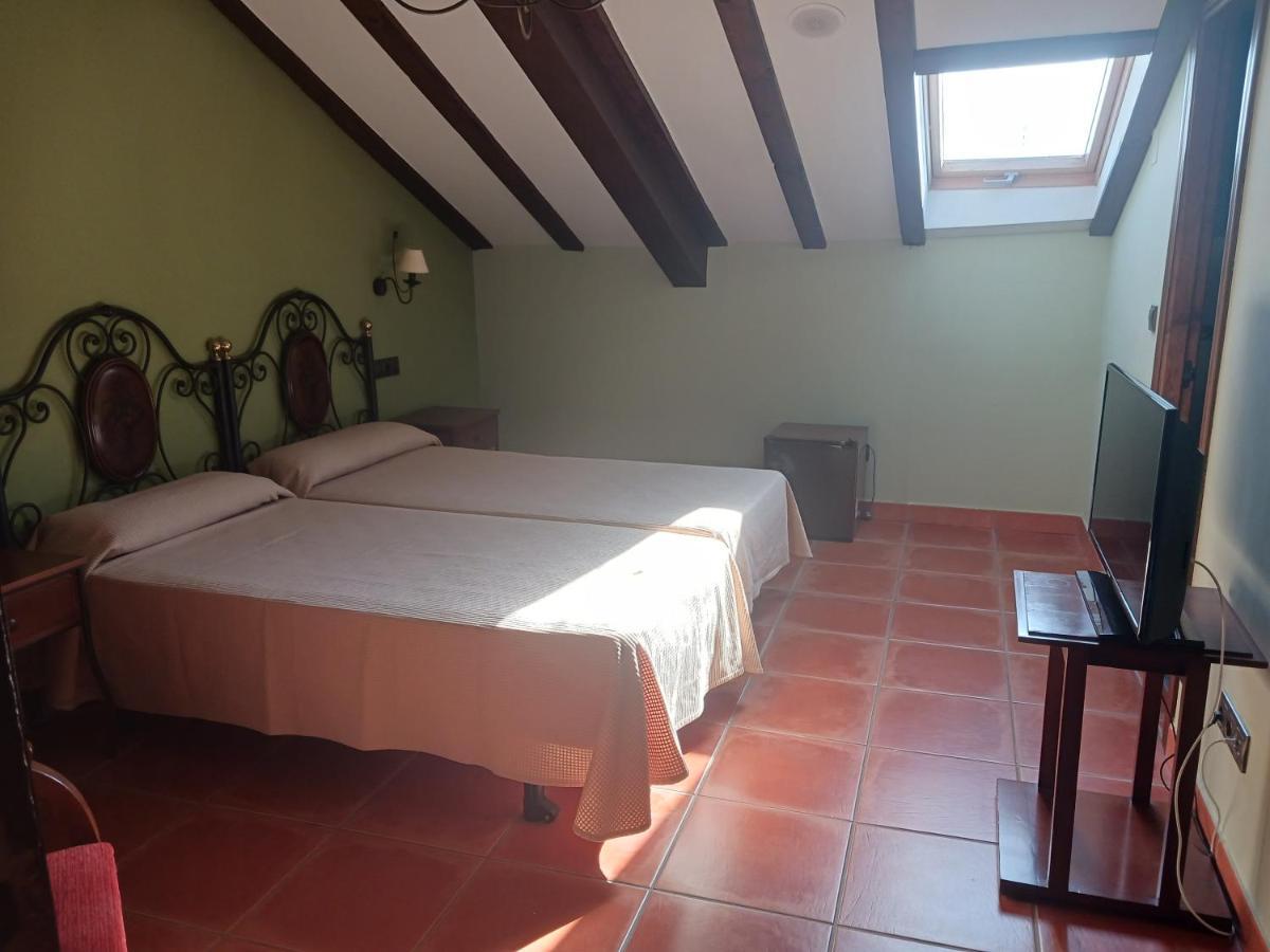 Hotel Restaurante Dona Elvira Nava del Rey 外观 照片