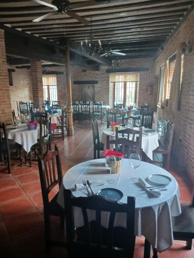 Hotel Restaurante Dona Elvira Nava del Rey 外观 照片