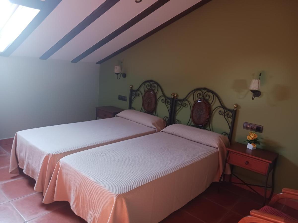 Hotel Restaurante Dona Elvira Nava del Rey 外观 照片