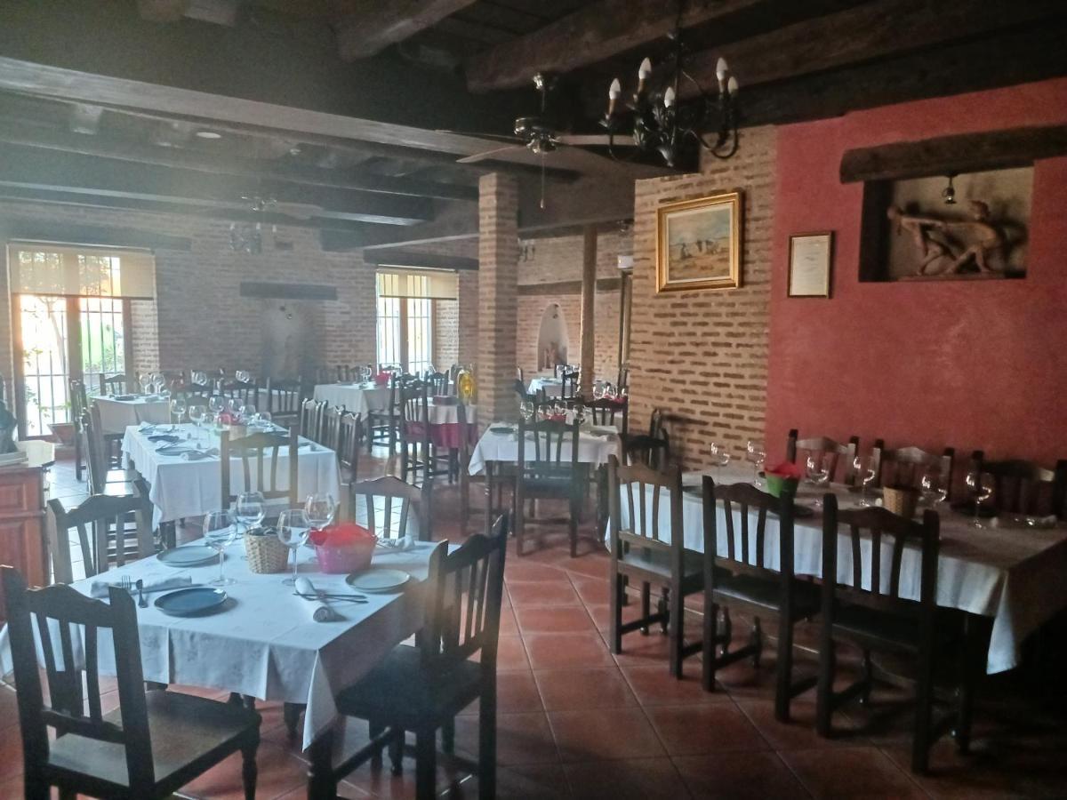 Hotel Restaurante Dona Elvira Nava del Rey 外观 照片
